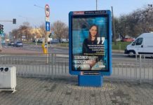 „Um mich hier gut zu fühlen, muss ich polnisch sprechen, denn ich bin in Polen", sagt die nach Polen geflüchtete Ukrainerin Ella auf diesem Werbeplakat.
