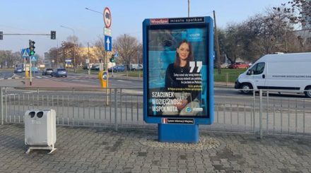 „Um mich hier gut zu fühlen, muss ich polnisch sprechen, denn ich bin in Polen", sagt die nach Polen geflüchtete Ukrainerin Ella auf diesem Werbeplakat.