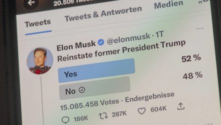 Twitter-Chef Elon Musk hatte über eine Rückkehr Trumps abstimmen lassen und 52 Prozent stimmten mit JA.