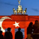 Omen für die Zukunft Deutschlands? Das Brandenburger Tor 2017 in den Farben der türkischen Flagge.