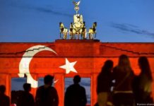 Omen für die Zukunft Deutschlands? Das Brandenburger Tor 2017 in den Farben der türkischen Flagge.