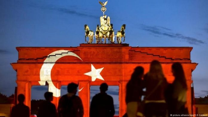 Omen für die Zukunft Deutschlands? Das Brandenburger Tor 2017 in den Farben der türkischen Flagge.