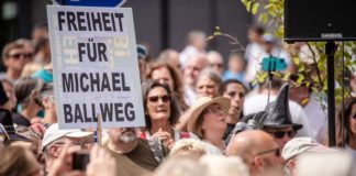 Politikum: Der Querdenken-Gründer Michael Ballweg bleibt wohl auch über die Jahreswende weiterhin in Untersuchungshaft. Aus Sicht der Verteidigung und vieler seiner Unterstützer nach wie vor zu Unrecht.