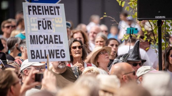 Politikum: Der Querdenken-Gründer Michael Ballweg bleibt wohl auch über die Jahreswende weiterhin in Untersuchungshaft. Aus Sicht der Verteidigung und vieler seiner Unterstützer nach wie vor zu Unrecht. Politikum: Der Querdenken-Gründer Michael Ballweg bleibt wohl auch über die Jahreswende weiterhin in Untersuchungshaft. Aus Sicht der Verteidigung und vieler seiner Unterstützer nach wie vor zu Unrecht.
