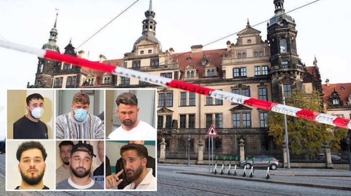 Mehr als drei Jahre nach dem spektakulären Raub im Grünen Gewölbe durch die sechs Remmoclan-Mitglieder Abdul Majed (22), Rabih (27), Bashir (24), Mohamed (21), Ahmed (23) und Wissam Remmo (24) haben die Ermittler den gestohlenen Schatz entdeckt. Mehr als drei Jahre nach dem spektakulären Raub im Grünen Gewölbe durch die sechs Remmoclan-Mitglieder Abdul Majed (22), Rabih (27), Bashir (24), Mohamed (21), Ahmed (23) und Wissam Remmo (24) haben die Ermittler den gestohlenen Schatz entdeckt.
