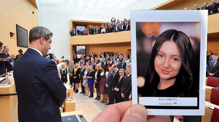 Die AfD-Fraktion im Bayerischen Landtag hatte eine Schweigeminute für ermordete Ece S. beantragt, die jedoch von den Altparteien abgelehnt wurde.