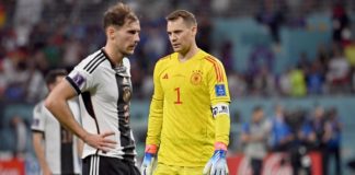 Hauptschuldige des DFB-Desasters in Katar: Sowohl der von 15 Merkel-Jahren unheilbar verdorbene Mannschaftskapitän Manuel Neuer als auch der eifernde Antifant Leon Goretzka (l.), beide im Sold von Bayern München, bestanden auf der dämlichen Maulkorb-Show