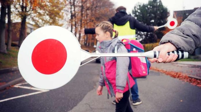 Schulweghelfer sind und waren eine gute Idee. Mit einer Kelle in der Hand stoppen sie den Autoverkehr, damit das wertvollste, was wir haben, unsere Kinder, sicher über die Straße gehen können.