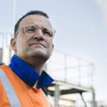 Für Politiker wie Jens Spahn, zählt nicht das Menschsein, sondern nur die Funktion von Menschen als möglichst hochproduktives Rädchen in der ökonomischen Kapitalverwertung.