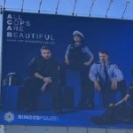Die deutsche Bundespolizei machte unlängst damit von sich reden, das Akronym ACAB (= All Cops are Bastards / Alle Bullen sind Bastarde) in eine geschliffenere Umgangsform zu bringen.
