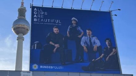 Die deutsche Bundespolizei machte unlängst damit von sich reden, das Akronym ACAB (= All Cops are Bastards / Alle Bullen sind Bastarde) in eine geschliffenere Umgangsform zu bringen.