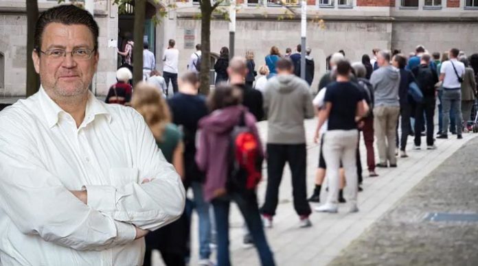Der parlamentarische Geschäftsführer und Justiziar der AfD-Bundestagsfraktion, Stephan Brandner, fordert eine vollständige Neuwahl in Berlin. Der parlamentarische Geschäftsführer und Justiziar der AfD-Bundestagsfraktion, Stephan Brandner, fordert eine vollständige Neuwahl in Berlin.