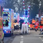 Bei einer Messerattacke in einem Regionalzug von Kiel nach Hamburg sind am Mittwoch zwei Menschen von einem "staatenlosen Palästinenser" erstochen worden, fünf weitere wurden verletzt.