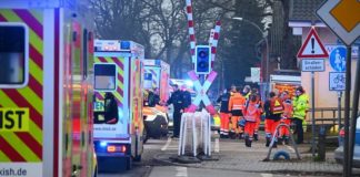 Bei einer Messerattacke in einem Regionalzug von Kiel nach Hamburg sind am Mittwoch zwei Menschen von einem "staatenlosen Palästinenser" erstochen worden, fünf weitere wurden verletzt.