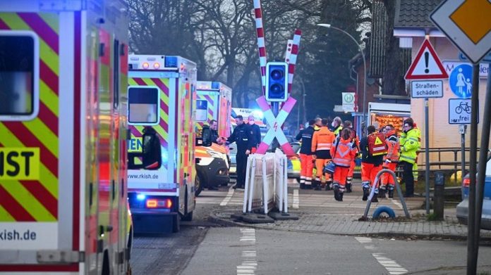 Bei einer Messerattacke in einem Regionalzug von Kiel nach Hamburg sind am Mittwoch zwei Menschen von einem 