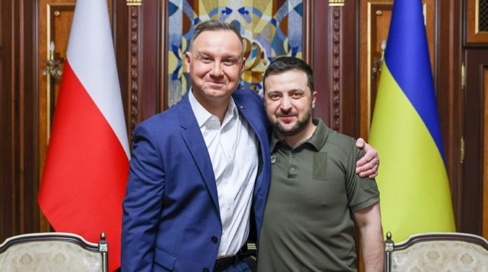 Polens Präsident Andrzej Duda sagte am Mittwoch im westukrainischen Lemberg bei einem Treffen mit dem ukrainischen Präsidenten Wolodymyr Selenskyj: „Eine Kompanie Leopard-Panzer wird der Ukraine im Rahmen des Aufbaus einer internationalen Koalition übergeben werden. Diese Entscheidung gibt es in Polen bereits.“ Polens Präsident Andrzej Duda sagte am Mittwoch im westukrainischen Lemberg bei einem Treffen mit dem ukrainischen Präsidenten Wolodymyr Selenskyj: „Eine Kompanie Leopard-Panzer wird der Ukraine im Rahmen des Aufbaus einer internationalen Koalition übergeben werden. Diese Entscheidung gibt es in Polen bereits.“