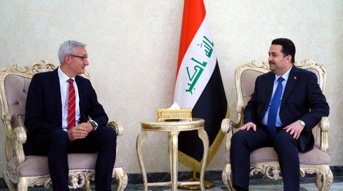 Botschafter Martin Jäger mit dem irakischem Premierminister Muhammad S. as-Sudani.