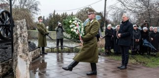 Ungarns Staatssekretär Miklós Soltész legt einen Kranz am Denkmal der zwangsausgesiedelten Ungarndeutschen in Környe nieder.