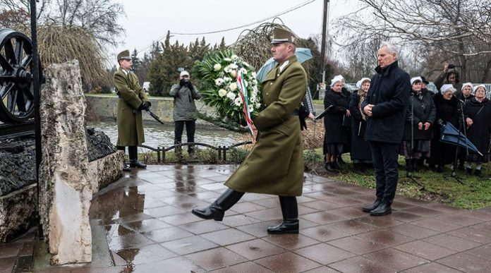 Ungarns Staatssekretär Miklós Soltész legt einen Kranz am Denkmal der zwangsausgesiedelten Ungarndeutschen in Környe nieder.