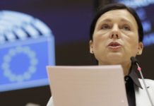Die tschechische Vizepräsidentin der EU-Kommission, Vèra Jourovà, forderte auf dem diesjährigen WEF in Davos, dass weltweit alle alternativen Medien demonetarisiert und damit ihrer wirtschaftlichen Grundlagen beraubt werden sollen.
