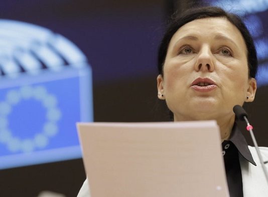 Die tschechische Vizepräsidentin der EU-Kommission, Vèra Jourovà, forderte auf dem diesjährigen WEF in Davos, dass weltweit alle alternativen Medien demonetarisiert und damit ihrer wirtschaftlichen Grundlagen beraubt werden sollen.