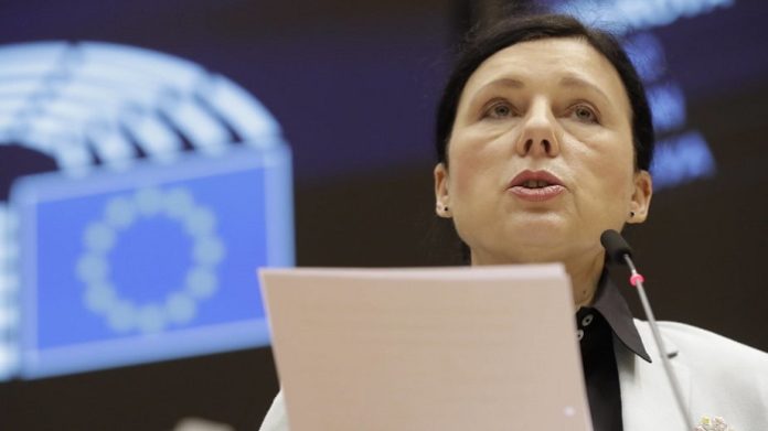 Die tschechische Vizepräsidentin der EU-Kommission, Vèra Jourovà, forderte auf dem diesjährigen WEF in Davos, dass weltweit alle alternativen Medien demonetarisiert und damit ihrer wirtschaftlichen Grundlagen beraubt werden sollen.