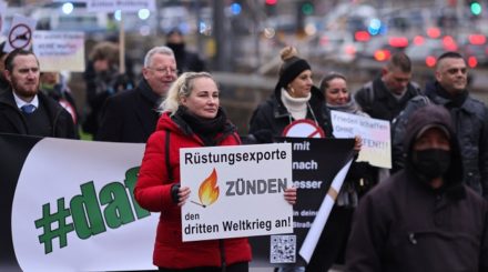 Auch der nordrheinwestfälische Politiker Markus Beisicht (2.v.l.) soll zu dem "Russen-Netzwerk" gehören, weil er im September letzten Jahres in Köln auf einer Anti-Kriegsdemonstration als Gastredner eine Rede hielt.