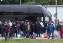 27.000 "Flüchtlinge" erwartet Brandenburg in diesem Jahr. Doch die Unterkünfte sind voll. „Wir müssen viel konsequenter abschieben“, fordert Landrat Paul-Peter Humpert (63, SPD), der alle 14 Brandenburger Landkreise vertritt.