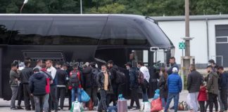 27.000 "Flüchtlinge" erwartet Brandenburg in diesem Jahr. Doch die Unterkünfte sind voll. „Wir müssen viel konsequenter abschieben“, fordert Landrat Paul-Peter Humpert (63, SPD), der alle 14 Brandenburger Landkreise vertritt.