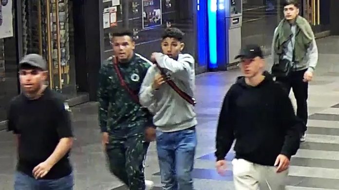 Mit diesen Bildern aus einer Überwachungskamera sucht die Polizei Bremen ein halbes Jahr nach der Tat nach den Räubern.