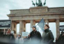 Die Junge Alternative Deutschland demonstrierte am Freitag vor der amerikanischen Botschaft auf dem Pariser Platz in Berlin.