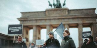 Die Junge Alternative Deutschland demonstrierte am Freitag vor der amerikanischen Botschaft auf dem Pariser Platz in Berlin.