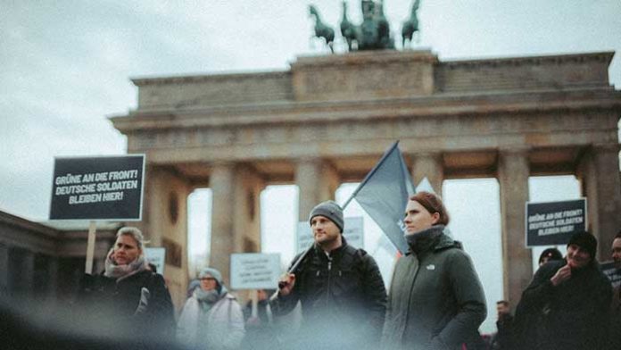 Die Junge Alternative Deutschland demonstrierte am Freitag vor der amerikanischen Botschaft auf dem Pariser Platz in Berlin.