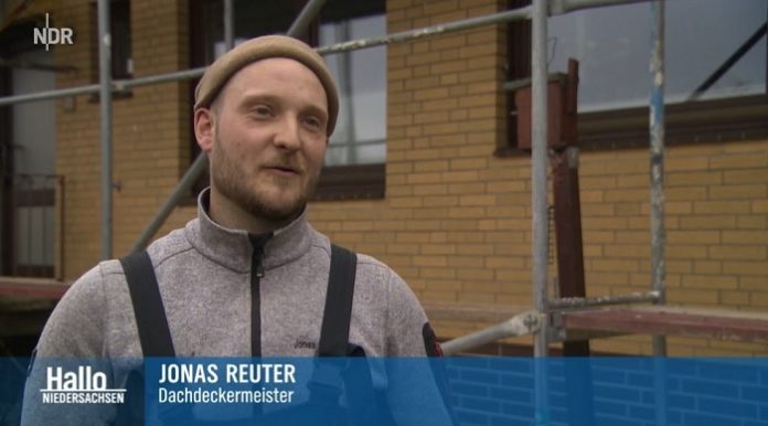 Dachdeckermeister Jonas Reuter freut sich über einen freien Tag mehr in der Woche.