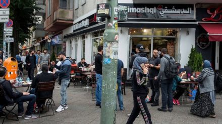 Umvolkungsbefürworter freuen sich über den Anblick von Ausländern auf unseren Straßen, weil sie diese als exotisch, erfrischend „anders“, aus dem indigenen deutschen Einerlei herausstechend wahrnehmen (Foto: Sonnenallee in Berlin - auch als "arabische Straße" bekannt).