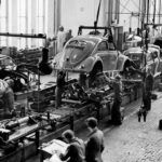 VW Käfer-Produktion 1952 als Symbol des Wirtschaftswunders.