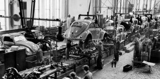 VW Käfer-Produktion 1952 als Symbol des Wirtschaftswunders.