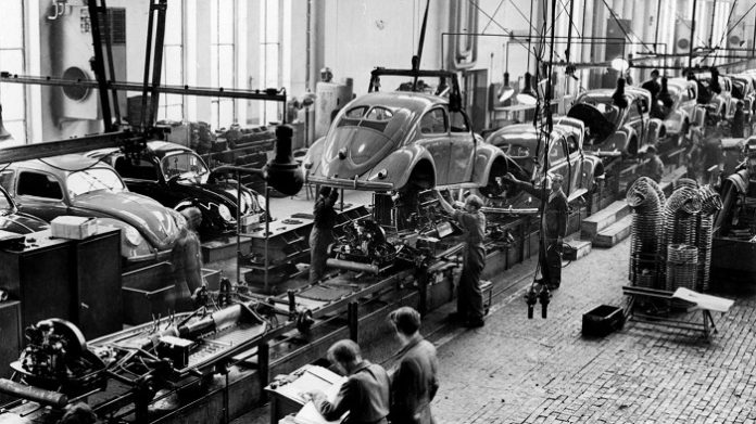 VW Käfer-Produktion 1952 als Symbol des Wirtschaftswunders.