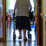 Der Bereich der Altenpflege wird von einer Pleitewelle erfasst, die zur Schließung etlicher Heime führt. Was das für die Bewohner und ihre Angehörigen bedeutet, kann sich jeder vorstellen.