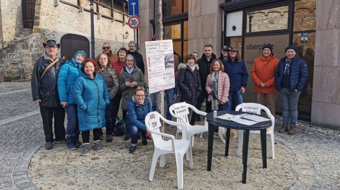 Zur Nachahmung empfohlen: Jeden Donnerstag um 10 Uhr protestieren Bürger vor dem Verlagshaus der Amberger Zeitung.