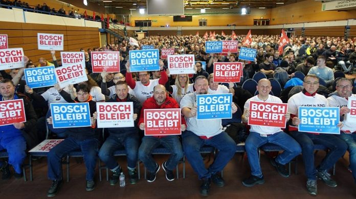 Ob in Stuttgart oder wie hier in Homburg - überall protestieren Beschäftigte des Automobilzulieferers Bosch gegen die Schließung ihres Werkes.