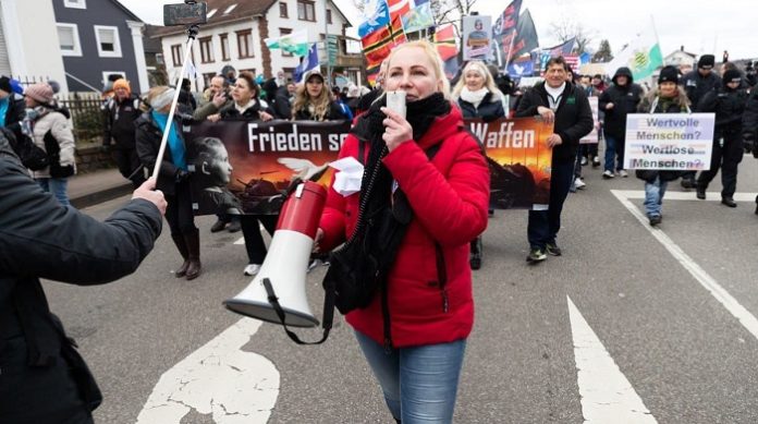 Die ukrainisch-stämmige Friedensaktivistin Elena Kolbasnikova muss sich demnächst vor dem Kölner Amtsgericht verantworten.