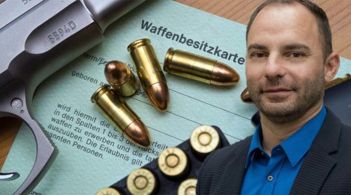 Der Magdeburger AfD-Stadtrat Ronny Kumpf (46) hat beim Verwaltungsgericht erfolgreich seine Waffenbesitzkarte gegen die Einziehung durch die Polizei verteidigt.