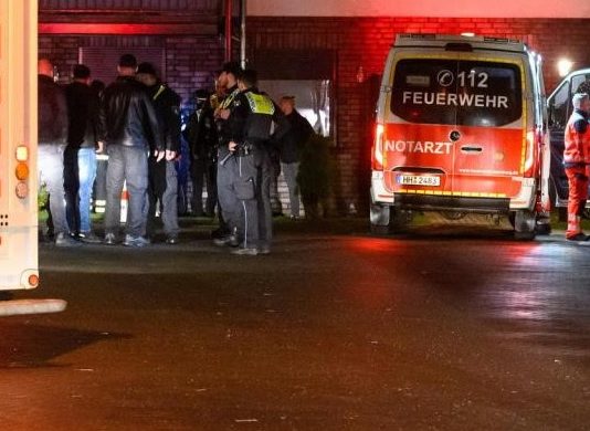 Schon 30 Minuten nach den Schüssen am Sonntagmorgen in Langenhorn versammelten sich mehrere aufgebrachte Männer am Tatort, es herrschte eine aggressive Stimmung.
