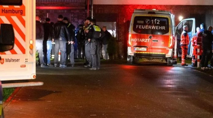 Schon 30 Minuten nach den Schüssen am Sonntagmorgen in Langenhorn versammelten sich mehrere aufgebrachte Männer am Tatort, es herrschte eine aggressive Stimmung.