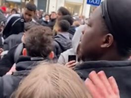 Ein weiteres Mal verschweigen die Medien, welche Jugendlichen es gewesen sind, die am Samstag in Hamburg nur mit Hilfe von großen Einheiten der Bereitschaftspolizei und des SEK mit großer Mühe gebändigt werden konnten.