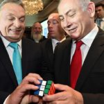 Deutsche Medien suggerieren, Netanjahu und Orbán hätten sich verschworen, der Weltgemeinschaft ein Schnäppchen zu schlagen und die Verlegung der ungarischen Botschaft von Tel Aviv nach Jerusalem sei nicht pragmatischen Gründen geschuldet, sondern ein „Geschenk“.