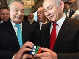 Deutsche Medien suggerieren, Netanjahu und Orbán hätten sich verschworen, der Weltgemeinschaft ein Schnäppchen zu schlagen und die Verlegung der ungarischen Botschaft von Tel Aviv nach Jerusalem sei nicht pragmatischen Gründen geschuldet, sondern ein „Geschenk“.