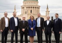 Verfasser der Potsdamer Erklärung: Jörg Urban, Ulrich Siegmund, Oliver Kirchner, Dr. Kristin Brinker, Björn Höcke, Dr. Christoph Berndt und Nikolaus Kramer (v.l.n.r.) am Donnerstag vor dem Potsdamer Schloss.