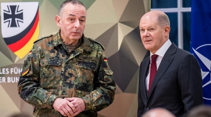 Den Mächtigen immer zu Diensten - der neue Generalinspekteur der Bundeswehr, Carsten Breuer (l.).